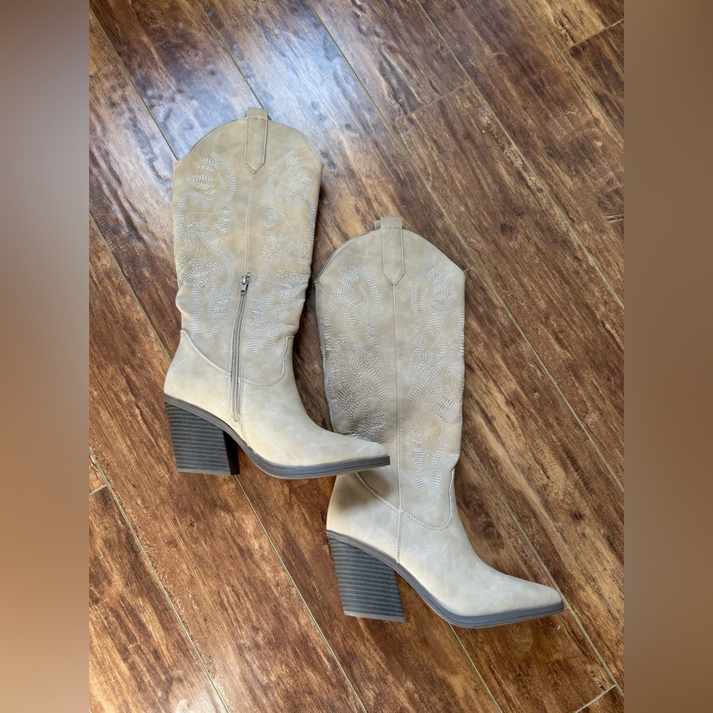 Ardene Women’s Cowboy boots - Size 8